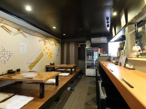 1階はカウンター席と小上がりになったテーブル席を完備。こぢんまりとしており、親しみやすい雰囲気が魅力の居酒屋です。おひとり様の利用はもちろん、ご夫婦や友人同士でゆっくり食事を楽しみたい時におすすめ。