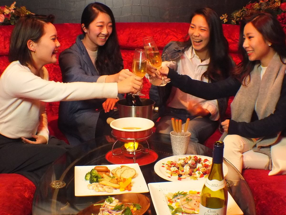 All-you-can-drink available from 1,700 yen ♪ A stylish space popular for girls' nights and group dates!