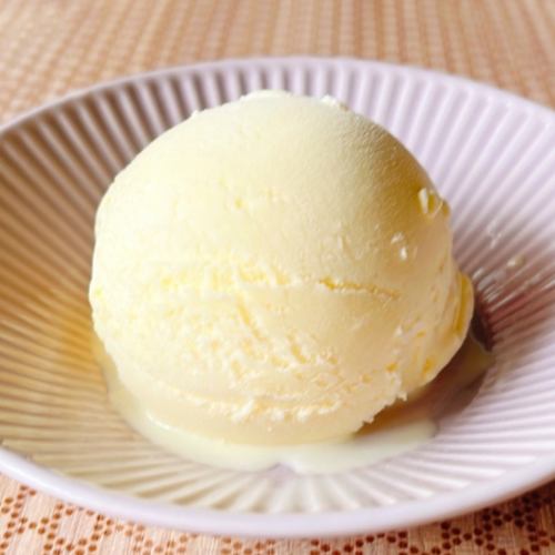 Vanilla ice / green tea ice
