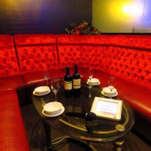 VIP 包房配有鲜红色的沙发和吊灯。最多可容纳8人！非常适合女生聚会和联合派对◎建议提早预订！