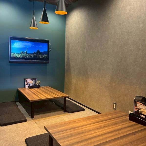 乾淨整潔的室內環境營造出寧靜的氛圍,溫暖的燈光讓您可以放鬆身心,盡情享用我們精心挑選的菜餚和各種各樣的酒水。它也推薦用於各種宴會,例如約會、女生之夜、媽媽聚會和商務聚會。期待您的光臨!