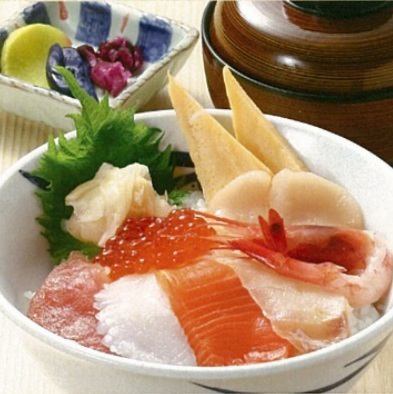 Bowl of rice topped with sashimi