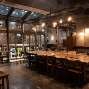 テーブル席は100席近くございます。落ち着いた空間でご宴会を。