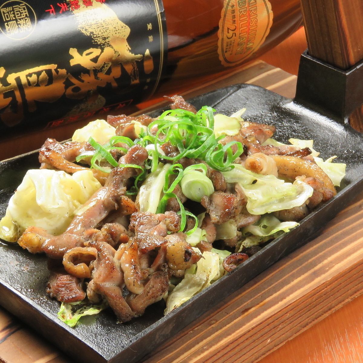 焼き鳥の他にも「親鶏の炙り」など、おすすめの鶏肉メニューも！