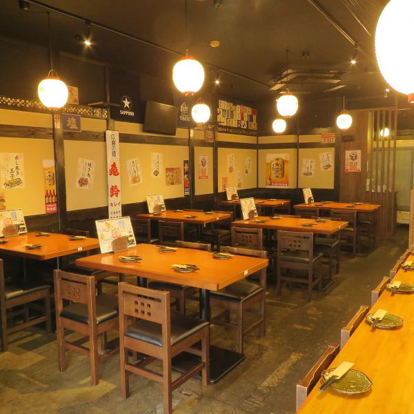 4名用のテーブル席が並ぶエリアは、提灯の柔らかな光に照らされ、レトロなインテリアの数々が温かい雰囲気を醸し出しています。周囲からは楽しい会話が聞こえ、にぎやかに飲める場所です！訪れる人々の笑顔が溢れる当店は友人との語らいや特別なひとときを過ごすのにぴったりな空間です。皆様のお越しをお待ちしております