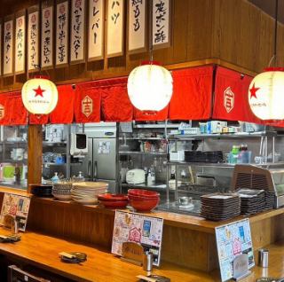 当店はカウンター席があり、おひとり様でも大歓迎です!お仕事終わりのチョイ飲みにも最適な環境が整っています。提灯で照らされた賑やかなお席では、調理の光景を目の前で楽しむことができ、待っている間もワクワクとした気持ちが高まります。料理の香ばしい匂いが食欲をそそり、心地よいひとときをお過ごしいただけます。