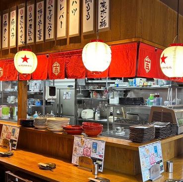 当店はカウンター席があり、おひとり様でも大歓迎です!お仕事終わりのチョイ飲みにも最適な環境が整っています。提灯で照らされた賑やかなお席では、調理の光景を目の前で楽しむことができ、待っている間もワクワクとした気持ちが高まります。料理の香ばしい匂いが食欲をそそり、心地よいひとときをお過ごしいただけます。