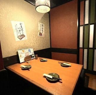 当店には個室席があり、ゆったりと足を伸ばしてくつろげる空間をご用意しています。おいしいお食事やドリンクと共にご友人との楽しい時間を過ごすのにも最適です。プライベート感を大切にした落ち着いた雰囲気の中で、心ゆくまでお楽しみください。特別なひとときをお手伝いします。お気軽にご利用ください。