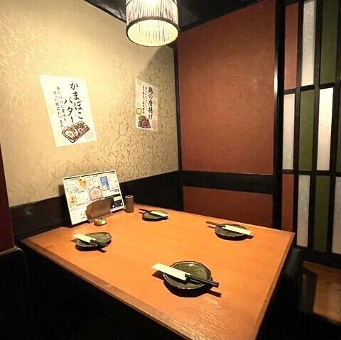 当店には個室席があり、ゆったりと足を伸ばしてくつろげる空間をご用意しています。おいしいお食事やドリンクと共にご友人との楽しい時間を過ごすのにも最適です。プライベート感を大切にした落ち着いた雰囲気の中で、心ゆくまでお楽しみください。特別なひとときをお手伝いします。お気軽にご利用ください。