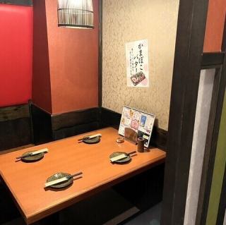 当店には4人まで着席できる個室席があります。プライベート感満載の空間で、周りを気にせずゆったりとおくつろぎいただけますので、女子会などにも最適です。楽しいお喋りと共に、おいしい料理やドリンクを存分にご堪能ください。特別なひとときをお過ごしいただけること間違いなしです。ぜひご利用ください!