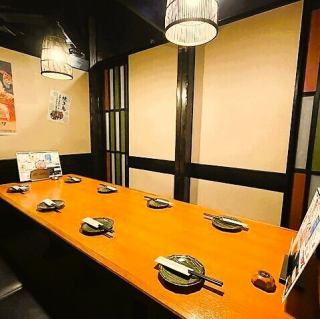 8人まで着席できる、個室席をご用意しております。仕事終わりに、同僚の方とのちょっとした飲み会をするのにも最適な空間です。日頃の疲れを癒しながら、足を伸ばしてゆっくりくつろげる掘りごたつ個室で、リラックスしたひとときをお過ごしください。おいしい料理と共に、楽しい時間をお楽しみいただけます!