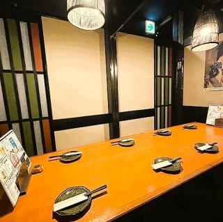 ちょっとした宴会やパーティーでのご利用に最適な空間です。足を伸ばしてゆったりとくつろぎながら、おいしい料理とドリンクを存分にご堪能ください。お客様の特別なひとときを演出するための快適な環境をご用意しておりますので、ぜひご利用ください!