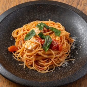 フルーツトマトと水牛モッツァレラのトマトパスタ