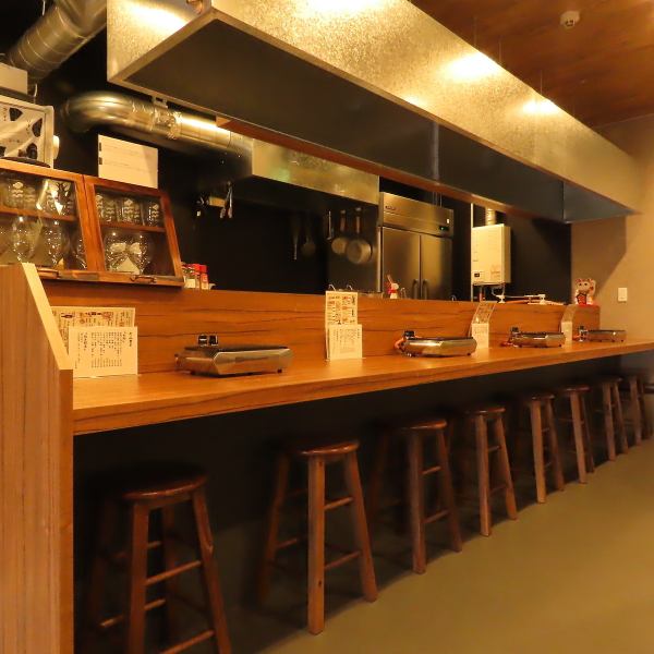 【カウンターが特等席】当店はカウンターが特等席となっております。目の前で調理風景が見え、目でも舌でもお楽しみいただけます。1名様はもちろん デートなどにも使いやすいお席となっております。