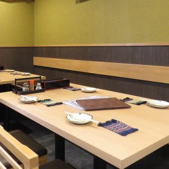 [Table seats]] There are 3 table seats that can be used by 2 to 4 people.It is also possible to connect the seats, so it can be used in various scenes from a small drinking party with friends to a medium-sized banquet.