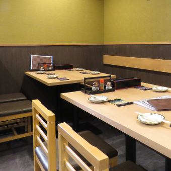 [Table seats] There are 3 seats for 4 people.Since the seats can be connected, it can be used by up to 6 to 7 people, so it is possible to hold a medium-sized banquet.