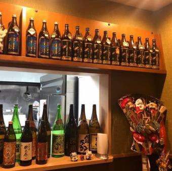 [Counter seats] The counter seats with many bottles of shochu are spectacular! It can accommodate 1 to 4 people.
