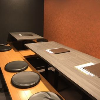 [Digging Gotatsu Seats] There are 4 people x 3 seats in the digging Gotatsu tatami room in the back of the store.