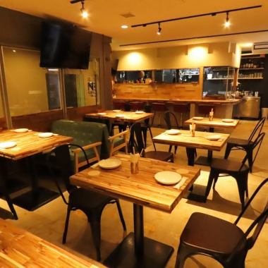 親しい仲間の皆さんとゆったりご飲食！炭火で調理したお肉をご提供しており、店内は香ばしい香りに包まれています♪一度食べたらやみつきです♪お肉料理の他、お酒がすすむ創作料理を多数ご提供しておりますので是非ご賞味ください。宴会や女子会などの様々なシーンでご利用可能です！当店で素敵なひと時をお過ごし下さい♪