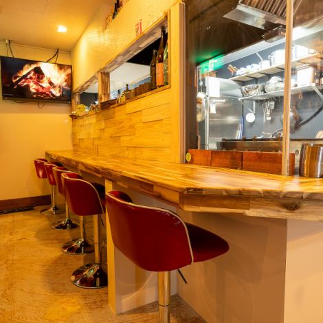 テーブルやお座敷のお席以外にカウンター席もあり、お一人様でのご来店ももちろん大歓迎です◎炭火で調理したお肉をご提供しており、肉汁たっぷりで旨みが一層増します！相性抜群のお酒もご用意しておりますのでお好みの一杯とご一緒にご堪能ください。テーブルやお座敷は歓送迎会などにおススメです♪お待ちしております！