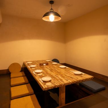 足をのばしてゆったり寛げるお座敷で、宴会にいかがでしょうか♪お酒にあう創作料理を多数ご用意しており、お肉料理は炭火で調理してご提供しております。