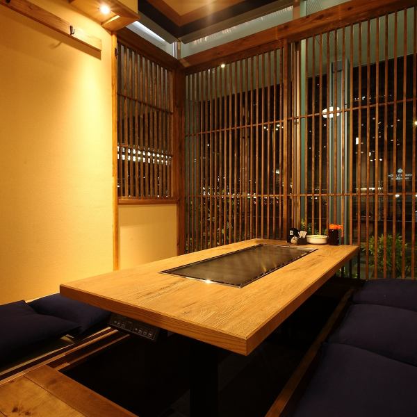 在[Higori Tatsutsu Private Room]中吃铁板烧，喝清酒并聊天。