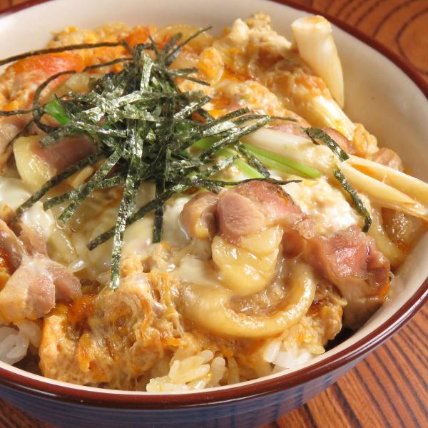 【うめし〆の一杯はコレッ！】名古屋コーチン親子丼858円（税込）/とろとろの卵でしっかりしたコクと味♪