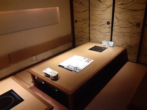 Seating for 8 people! Equipped with a sunken kotatsu that can accommodate up to 10 people♪