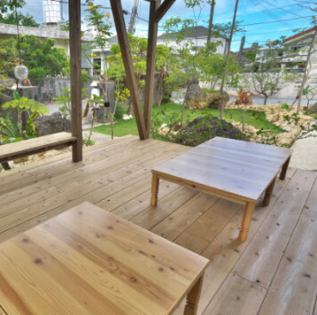 <2 个座位，可容纳 6 人> 在露台上享用美味佳肴，同时欣赏美丽的花园景色。