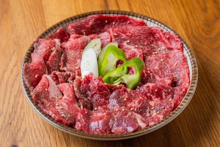 お肉盛合せ（2人前～）・焼肉盛合わせ…3500円（税込）・特選盛合わせ（上物）…4950円（税込）