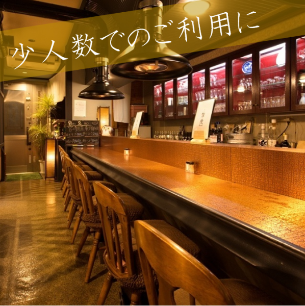 【感染症対策】消毒液の設置/連絡先の記入/席間隔/他グループとの相席禁止/非接触決済/頻繁な手洗い/従業員のマスクの着用/店内の換気/机、備品等の消毒など感染症対策をしております。カウンター席はデートでのご来店や一人でじっくり焼肉を愉しみたい方にオススメのお席です。テーブル席とは仕切りで区切られております。
