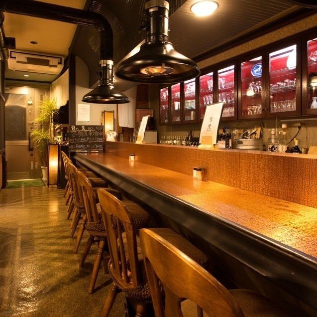 カウンター席はデートに◎拘りの料理の数々に会話が弾みます。