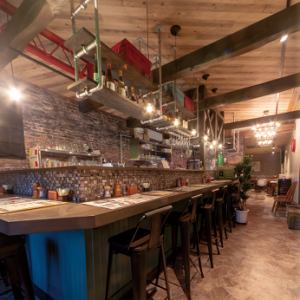 【Bar counter seats】 Please enjoy popular appetizers and craft beers in a sense of bals.
