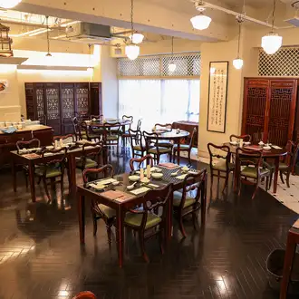 店内は貸切も可能です。着席時48名様/立食時64名様まで対応しますので、会社宴会や誕生日パーティー、イベントなど団体でのご利用にもオススメです。 ※貸切は総計44万円(税込)以上で承ります。