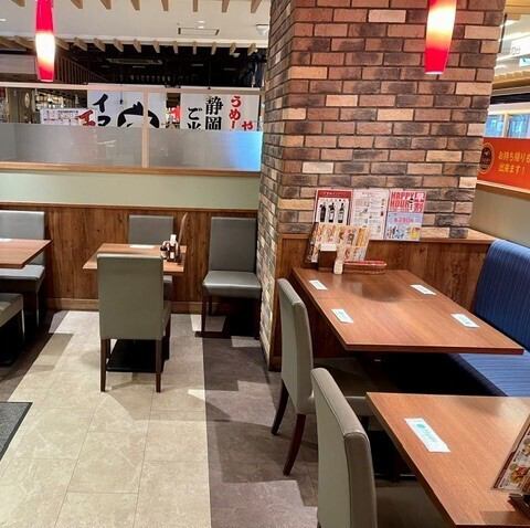 都会の喧騒を忘れさせる落ち着いた照明と心地よいBGM。ゆったりと流れる時間の中で、本格カレーを心ゆくまで堪能できる食べ飲み放題。週末の自分へのご褒美に。