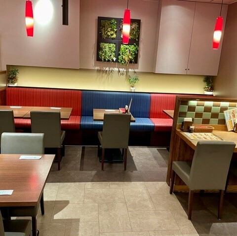 まるでリゾート!異国情緒あふれる空間で、わいわい賑やかに食べ飲み放題パーティー!SNS映え間違いなしの店内で、心ゆくまで盛り上がろう!