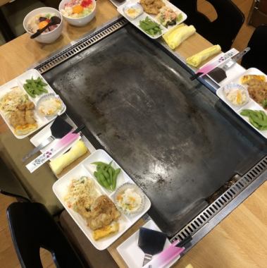 当店は、鉄板を囲みながら、アットホームな雰囲気で、友人や家族とワイワイ楽しむのに最適です。食材が焼ける音と香りが食欲をそそり、活気ある空間で楽しいひとときを過ごせます。少人数でのサク飲みにもぴったりで、普段使いしやすい温かさが魅力です♪最寄駅からもほど近く、お一人様も大歓迎です♪