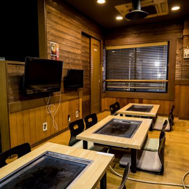 2階は広々としたお座敷の個室があり、20人くらいまで着席可能です。周りを気にせず盛り上がれる空間は、職場の宴会や大人数の集まりに大活躍します。お座敷でくつろぎながらいただく、鉄板料理はボリューム満点です♪ズボンのベルトを緩めて、思う存分に当店自慢の料理をご堪能いただき、宴席をお楽しみください。
