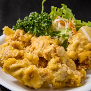 【サクサクジューシー】衣の食感がたまらない！鶏もも肉のてんぷら「とり天ぷら」530円(税込)