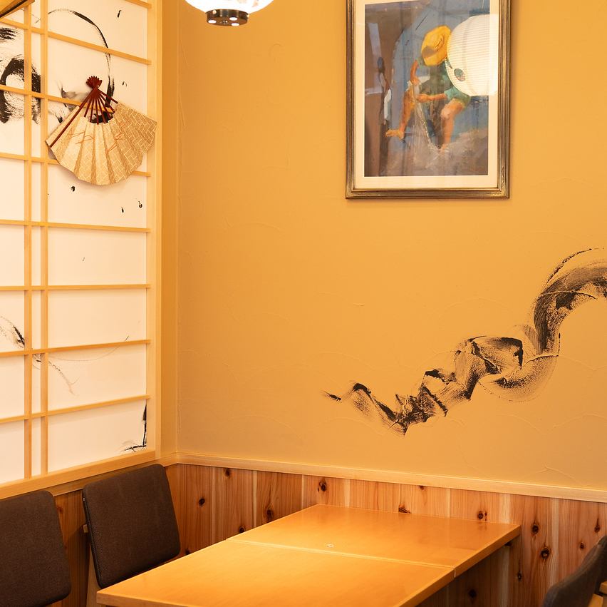 ゆったりとしたお席。半個室のように使えるテーブルは宴会にも！