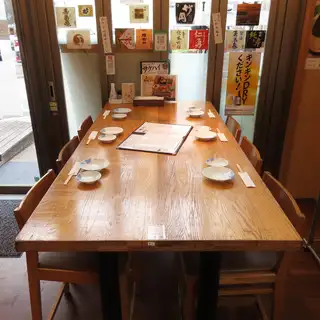 我们还提供最多可容纳 6 人的座位，非常适合小型聚会！