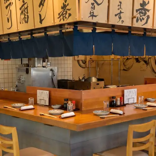 <p>房州の魚料理をはじめ、こだわりのお酒も豊富に取り揃えております。ゆったりとしたお席でお食事をお愉しみください。</p>