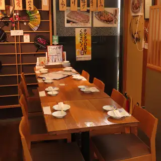 我们提供可容纳8人的餐桌座位。非常适合公司或朋友聚会！