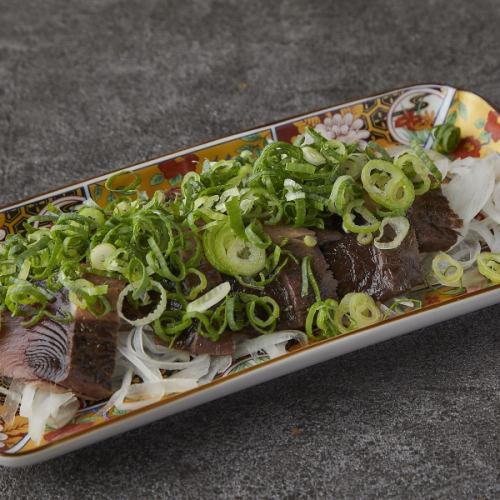 Seared bonito covered with green onions