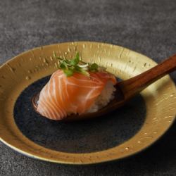 Renge sushi with salmon (1 piece)