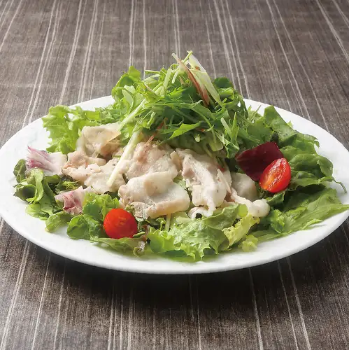 Cold shabu-shabu salad with Hokkaido-produced brand pork and a generous serving of aromatic vegetables.