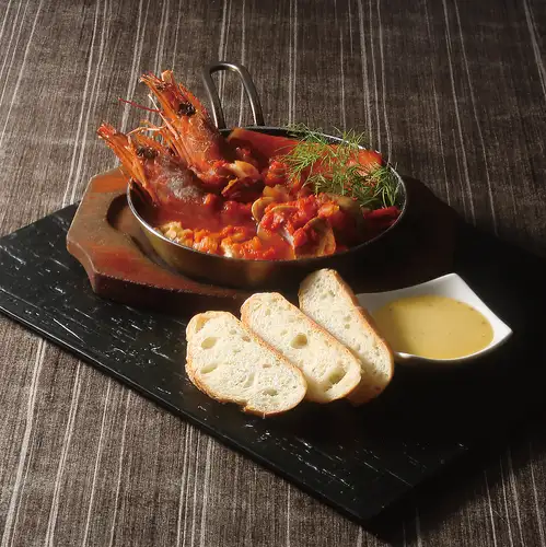 Bouillabaisse with large prawns and today's seafood ~served with baguette and aioli sauce~