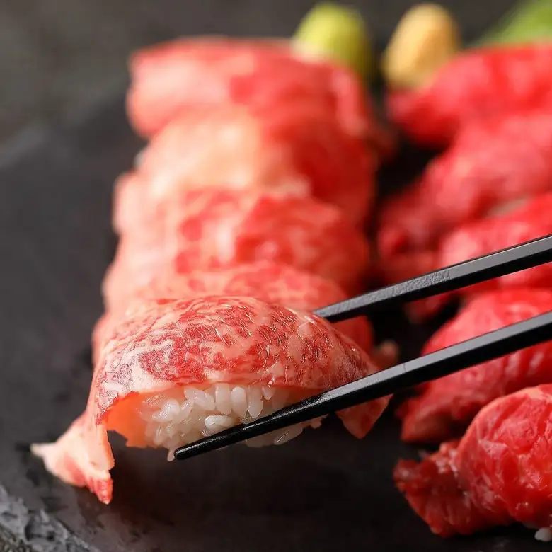 Broiled meat sushi (2 pieces)