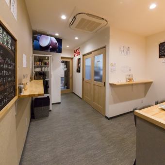 立ち飲み席も完備しております♪