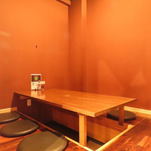 <p>当店では、テーブル席を5つ完備しております。地元の方々に長年愛されてきたこのお店で、仲間との楽しいひとときをお過ごしください!会社の同僚や友人との宴会、二次会にもぴったりなスペースです。和やかな雰囲気の中で、料理とドリンクを楽しみながら、心地よい時間をお過ごしいただけます。</p>